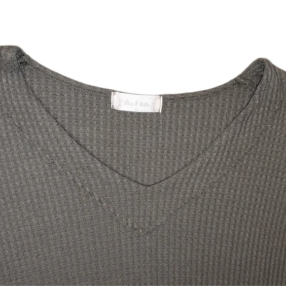 ❄️ 3/$15 - Altar'd State V-Neck Waffle Knit Thermal Long Sleeve Top, Size XL - Picture 3 of 8